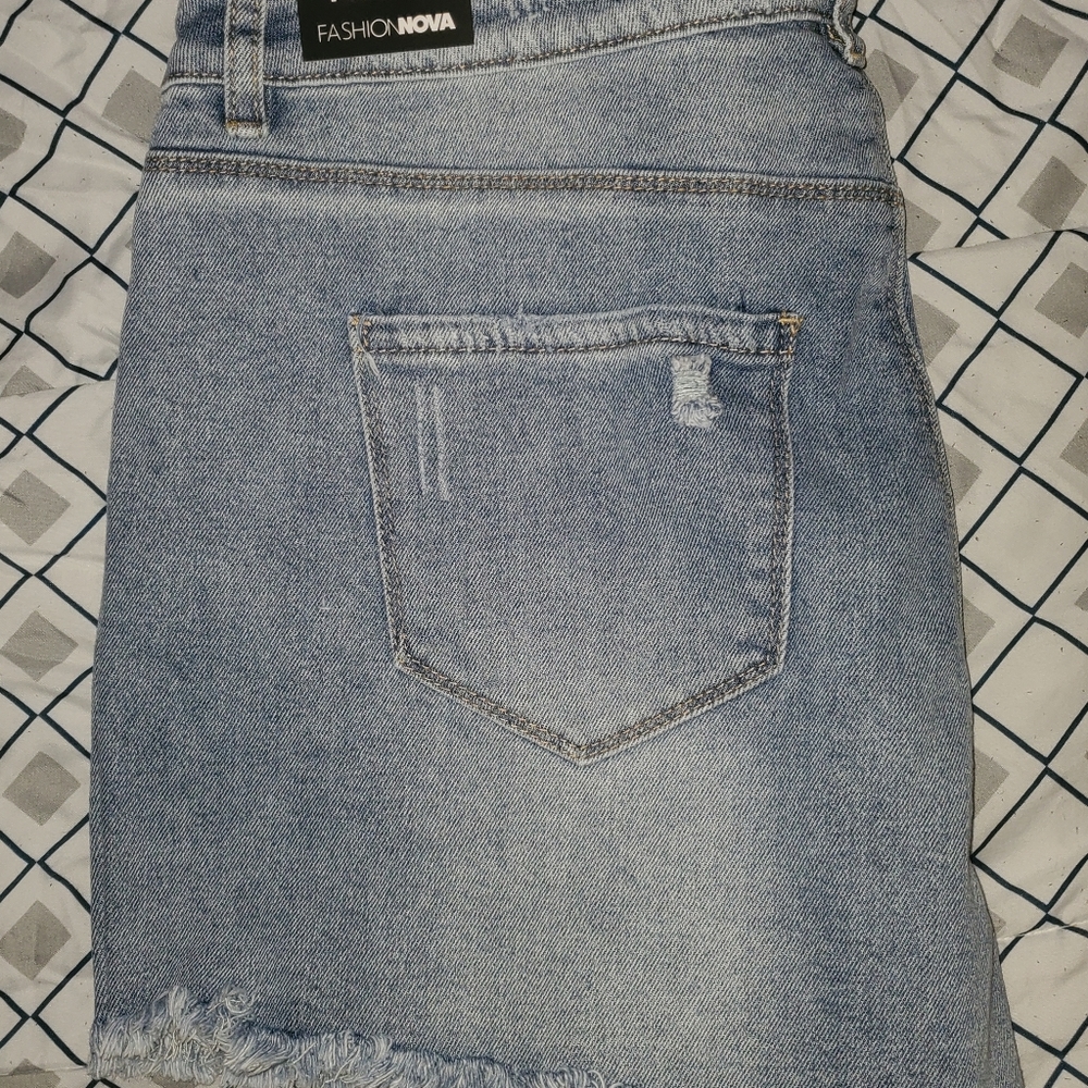 Shorts - Picture 3 of 6